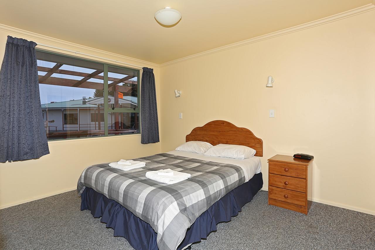 Hotel Tui Base Camp Tuatapere Esterno foto